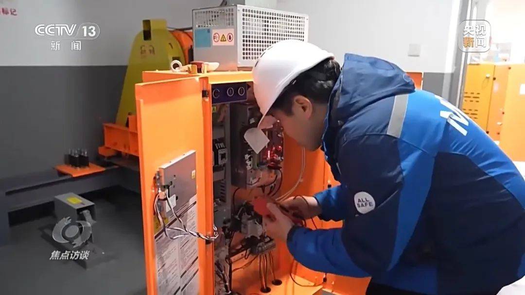 一電梯從11層沖頂?shù)?8層致7歲男孩全身骨折，老舊電梯維修更新何解？