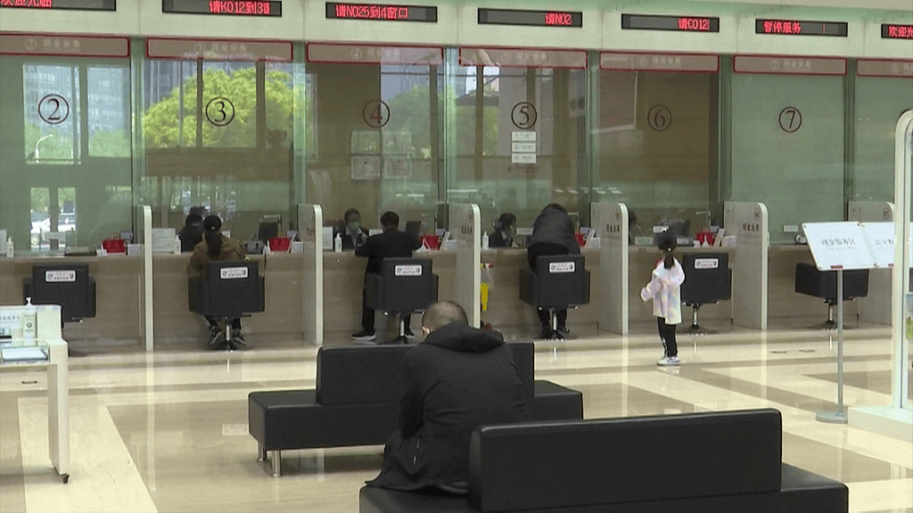 215元存款只剩8元，銀行擅自收費(fèi)的吃相太難看