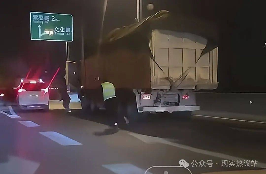 悲劇！鄭州貨車司機面對執(zhí)法，絕望跳橋生命在十秒內(nèi)消逝