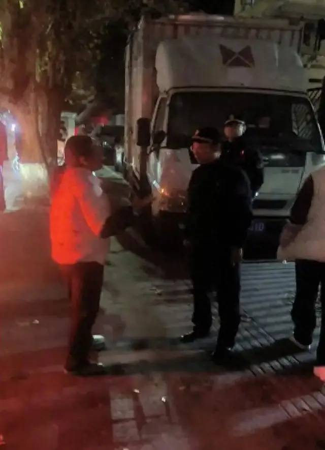 官方通報(bào)“攤販借錢給執(zhí)法人員交罰款”：涉事執(zhí)法人員存在言語不當(dāng)被批評(píng)教育，已致歉