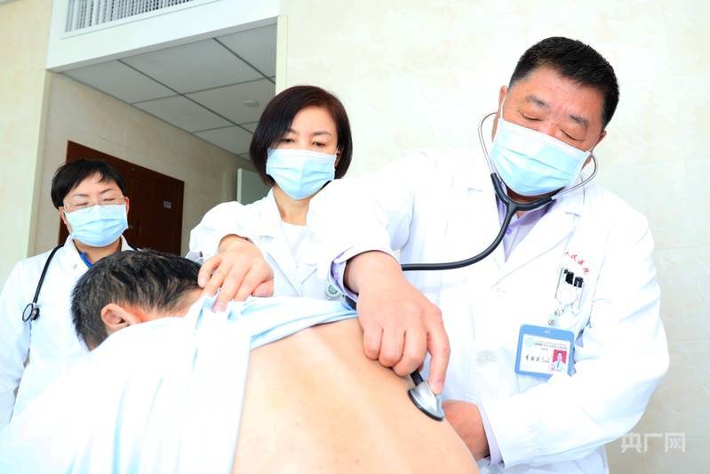 新疆維吾爾自治區(qū)人民醫(yī)院李國慶榮獲全國衛(wèi)生健康系統(tǒng)“白求恩獎章”