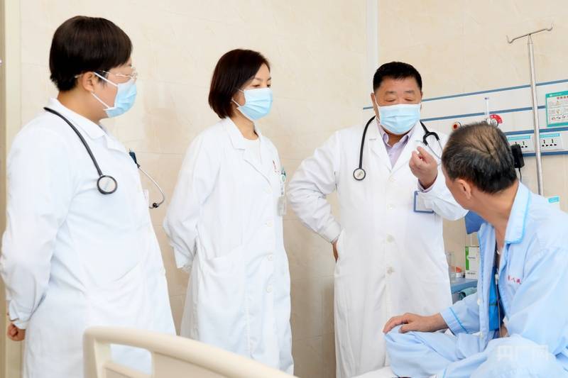 新疆維吾爾自治區(qū)人民醫(yī)院李國慶榮獲全國衛(wèi)生健康系統(tǒng)“白求恩獎章”