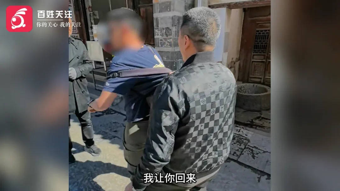 云南一古城商戶與游客起沖突，商戶放話：“打電話叫人把你們砍死！”