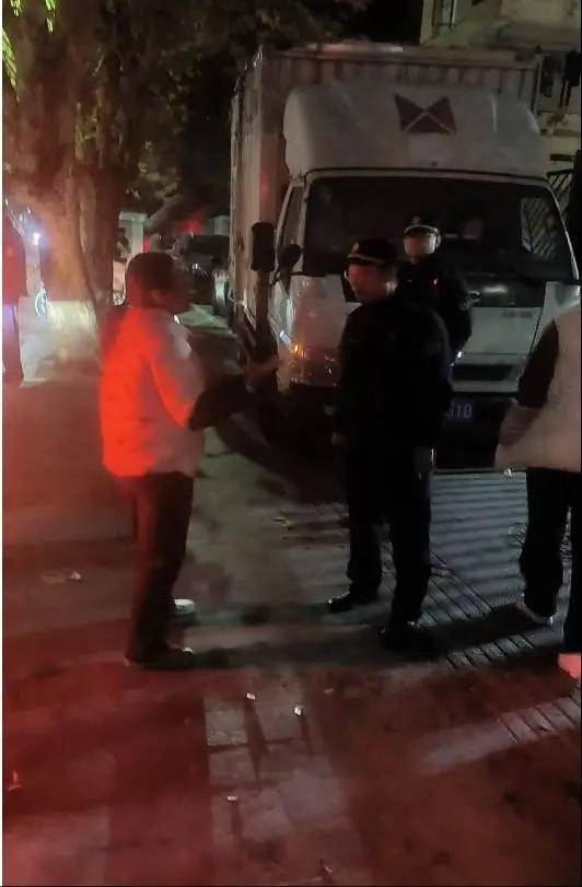 女?dāng)傌溓贩孔饨?0元交罰款，執(zhí)法要給小商販留條活路