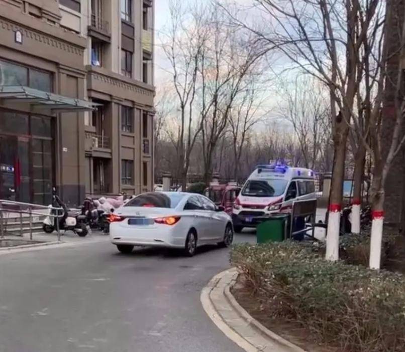 河北廊坊一車(chē)輛擋住救護(hù)車(chē)去路，致老人看病延誤離世？警方通報(bào)：違法車(chē)主被行政拘留