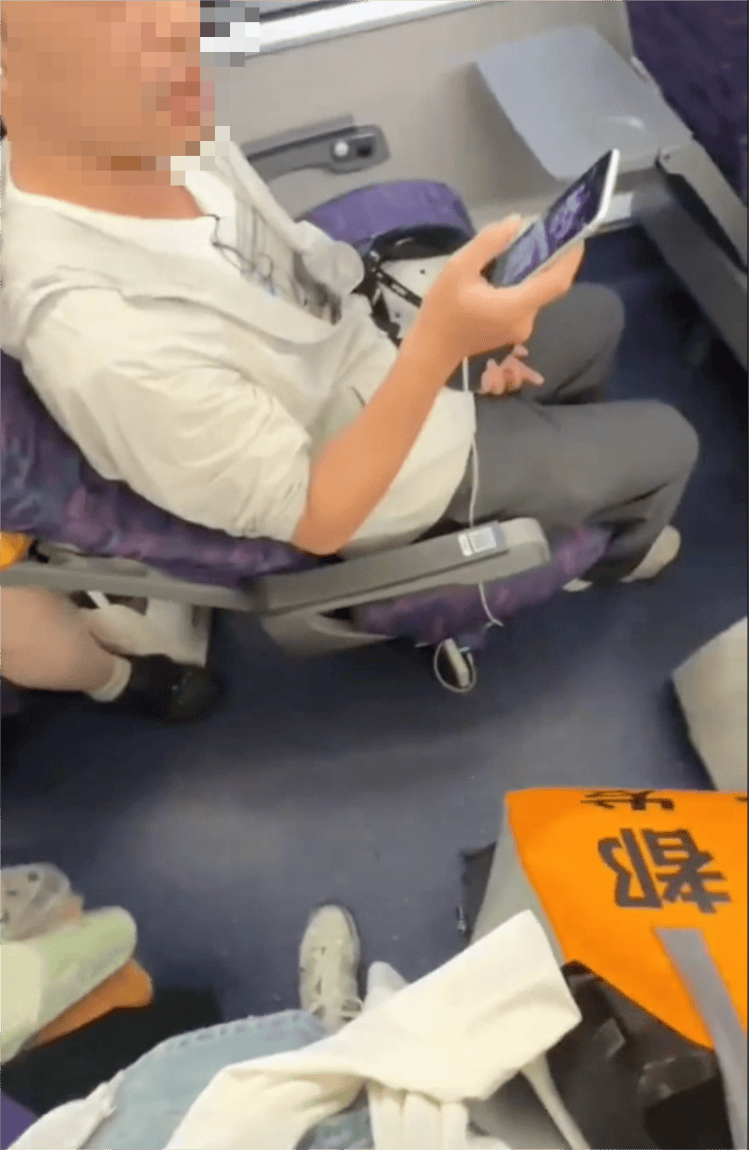 母女倆列車霸座還持刀威脅，12306回應(yīng)