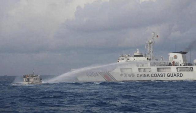 4艘菲船強(qiáng)闖黃巖島！解放軍軍艦開(kāi)閘放水，先給菲軍“洗個(gè)澡”