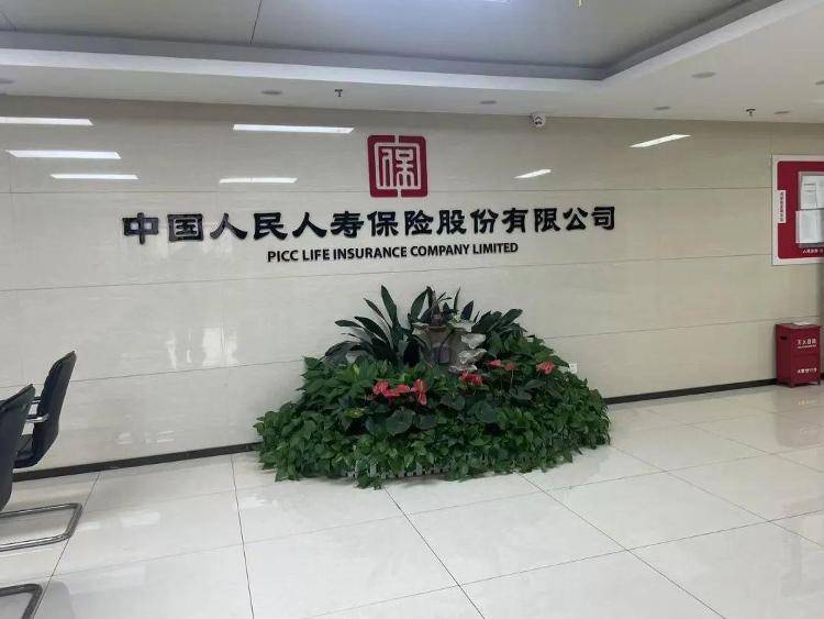 長(zhǎng)沙退休老人花百萬買十多份保險(xiǎn)，保單寫年薪30萬？家屬質(zhì)疑被誘導(dǎo)，各方回應(yīng)
