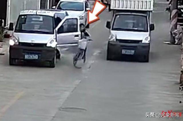 男孩騎單車(chē)遭遇“開(kāi)門(mén)殺”，摔倒后又被小貨車(chē)碾壓 廣東汕頭有關(guān)部門(mén)：及時(shí)送醫(yī)，無(wú)生命危險(xiǎn)