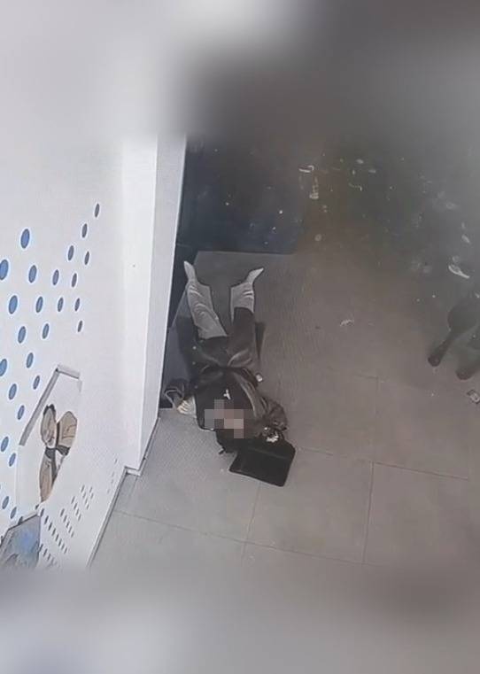 河南一大學(xué)老師心臟驟停暈倒，女學(xué)生按壓施救：我也很害怕，看到老師好轉(zhuǎn)激動(dòng)手抖