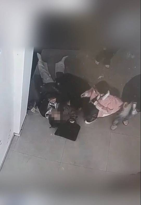 河南一大學(xué)老師心臟驟停暈倒，女學(xué)生按壓施救：我也很害怕，看到老師好轉(zhuǎn)激動(dòng)手抖