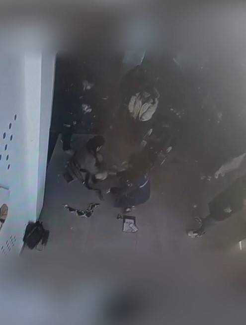河南一大學(xué)老師心臟驟停暈倒，女學(xué)生按壓施救：我也很害怕，看到老師好轉(zhuǎn)激動(dòng)手抖