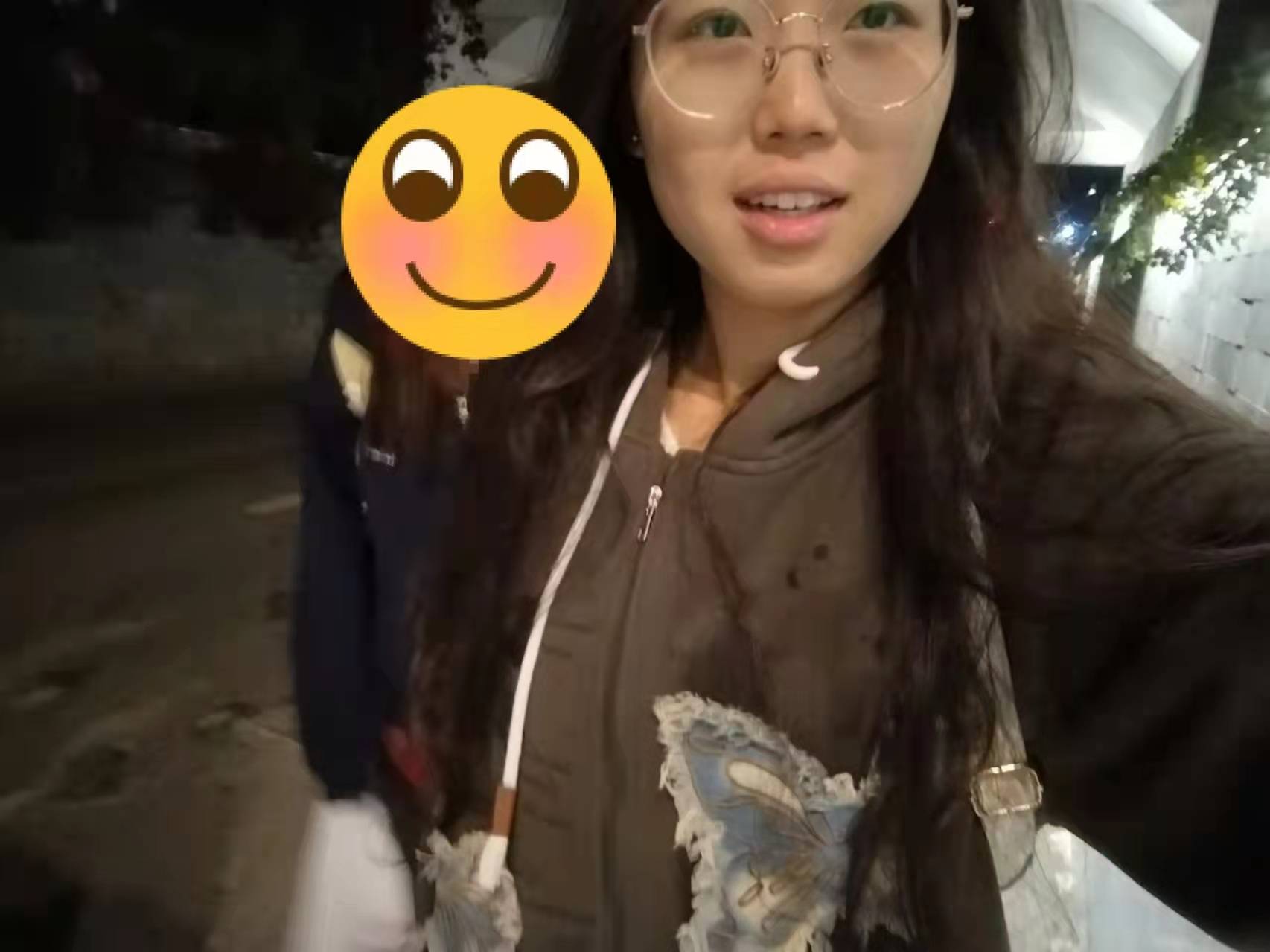 河南一大學(xué)老師心臟驟停暈倒，女學(xué)生按壓施救：我也很害怕，看到老師好轉(zhuǎn)激動(dòng)手抖