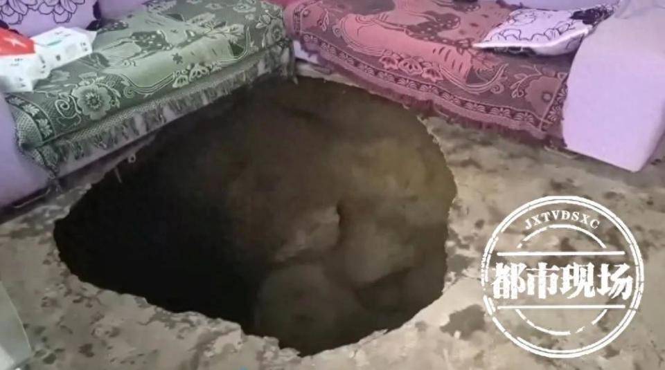貴州一村民家中發(fā)生地陷！知情人：全村有20多處！當?shù)卣貞?></p>
<p>針對網(wǎng)友說的地陷問題是煤礦開采導致的，這位工作人員告訴都市現(xiàn)場記者：“這個要以我們最終的官方調(diào)查核實的結果為準。工作人員表示，到時候會出官方通報，“肯定會給群眾一個交代，希望大家可以理性地去看待網(wǎng)上的一些消息?！?/p>
<p>不信謠 不傳謠</p>
<p>等官方通報</p>
<p>（來源：都市現(xiàn)場）</p>
                			    
			</div>
			<div   id=