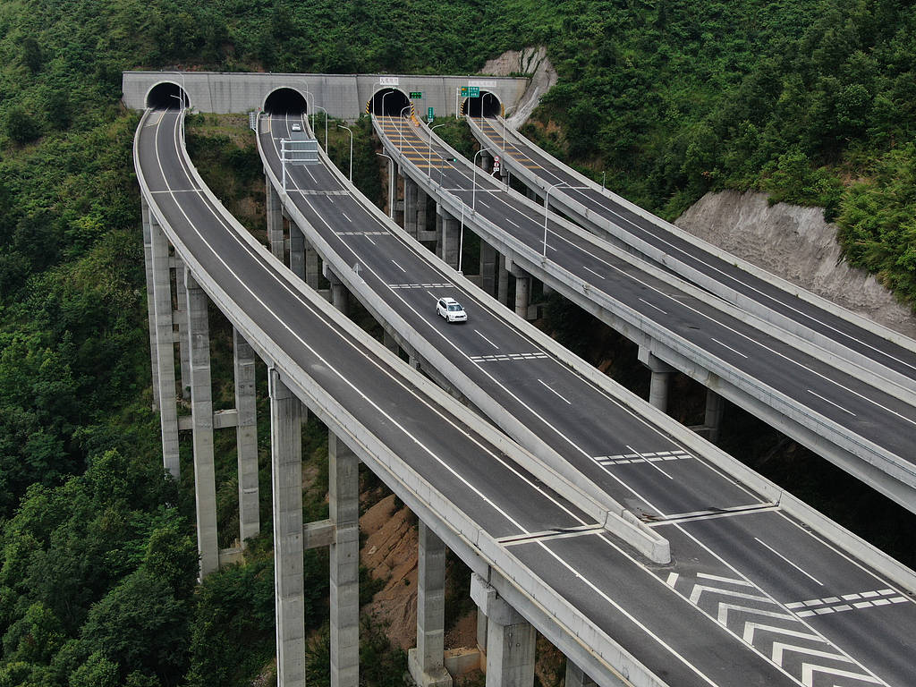 交警高速設(shè)卡攔截處罰超速車(chē)，如此“擦邊”為安全還是搞錢(qián)