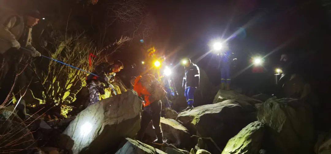 北京一男子帶娃登山意外身亡，8歲孩子：以為爸爸只是睡著了