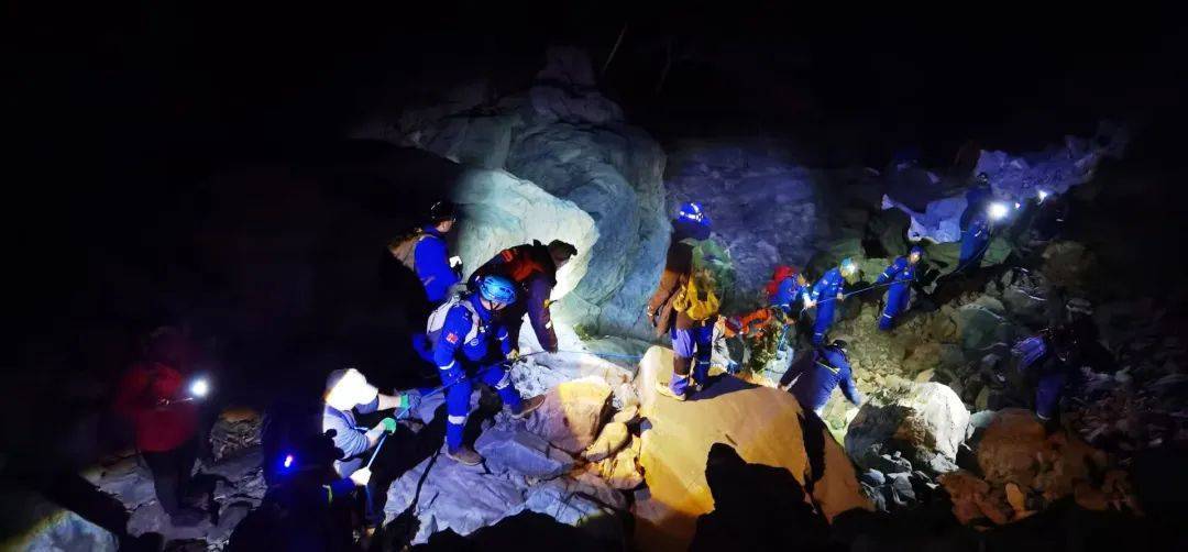 北京一男子帶娃登山意外身亡，8歲孩子：以為爸爸只是睡著了