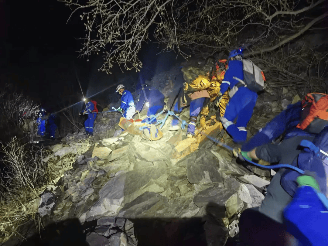 男子帶娃登山突然倒地去世，8歲孩子：以為爸爸只是睡著了……