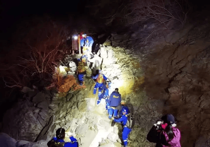 男子帶娃登山突然倒地去世，8歲孩子：以為爸爸只是睡著了……