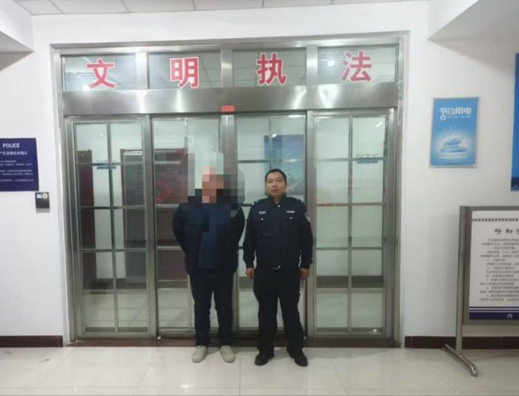 呼和浩特：洗浴中心內(nèi)發(fā)生沖突，男子重拳毆打?qū)Ψ矫娌俊?></p>
<p>目前，陳某某因毆打他人被公安機關依法處以行政拘留10日的行政處罰。</p>
<p>民警提示：</p>
<p>打架總成本 = 主要成本+次要成本+附加成本</p>
<p>打架主要成本 = 行政處罰/刑事處罰+ 民事賠償(醫(yī)療費等)</p>
<p>打架次要成本 = 民事訴訟費用 + 因拘留少掙的工資</p>
<p>打架附加成本 = 留下前科劣跡（可能影響自身或后代就業(yè)） + 名譽形象受損 + 心情沮喪郁悶 + 家人朋友擔心 + ....</p>
<p>錫林郭勒北路派出所始終秉承“零容忍”和高效率的原則，保持對各類犯罪活動的高壓態(tài)勢。全力擠壓各類違法犯罪活動空間，堅決維護轄區(qū)穩(wěn)定、保障群眾安寧，努力提升轄區(qū)群眾的獲得感、幸福感、安全感。</p>
<p>轉(zhuǎn)自：平安新城V</p>
<p>來源：青橙融媒 平安首府</p>
                			    
			</div>
			<div   id=