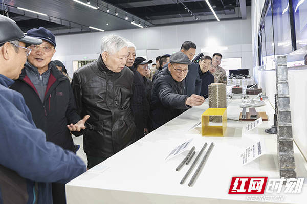 湖南省軍區(qū)長沙退休干部休養(yǎng)所組織老干部走近“大國重器”