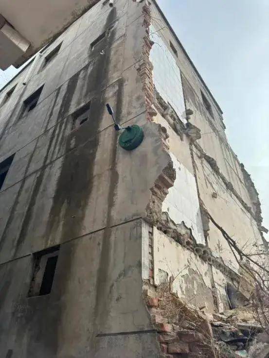 這是啥黑科技？軍用爬墻機(jī)器人為啥能在垂直墻面如履平地？