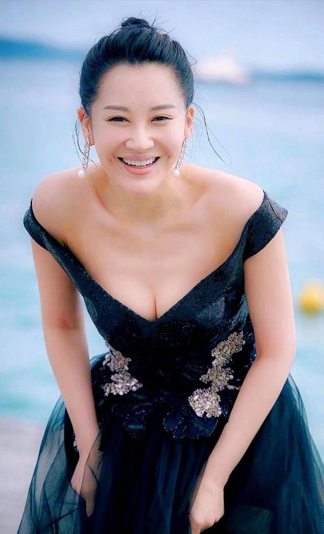 事實證明，55歲“無人敢娶”的許晴，才是真正的人間清醒！
