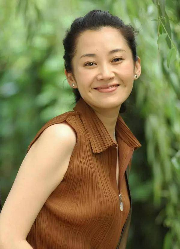 事實證明，55歲“無人敢娶”的許晴，才是真正的人間清醒！