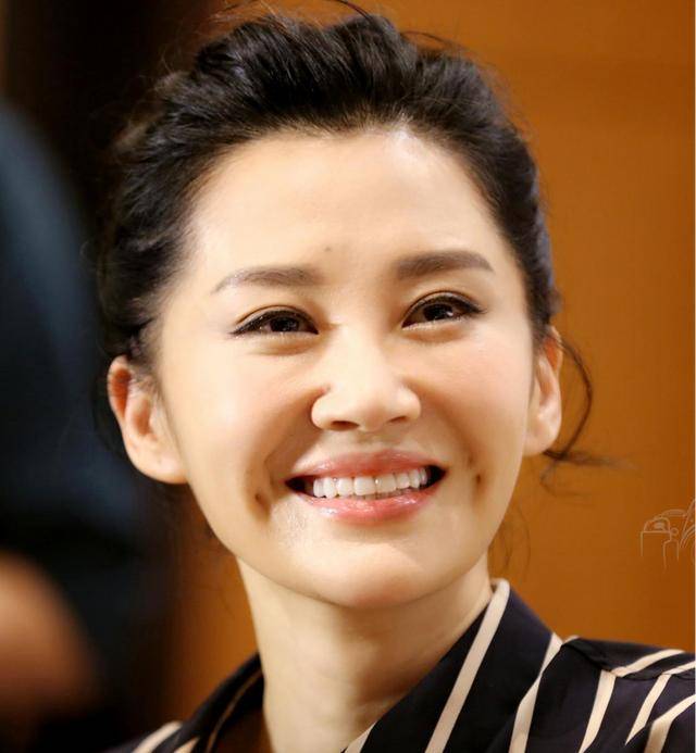 事實證明，55歲“無人敢娶”的許晴，才是真正的人間清醒！