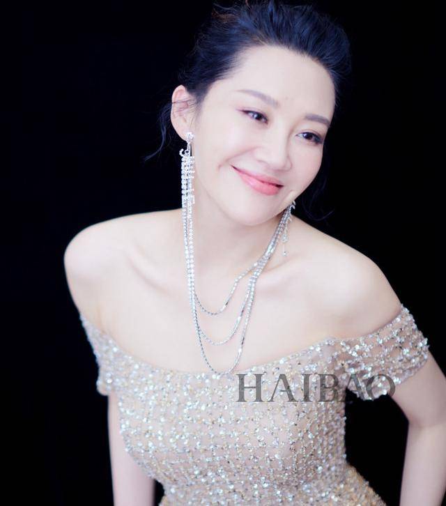 事實證明，55歲“無人敢娶”的許晴，才是真正的人間清醒！
