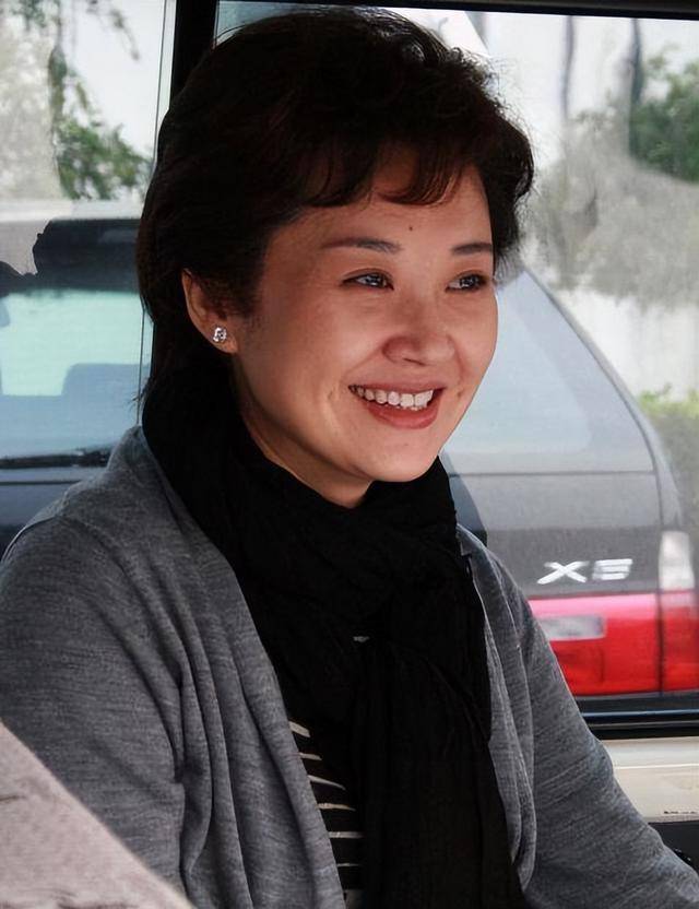 事實證明，55歲“無人敢娶”的許晴，才是真正的人間清醒！