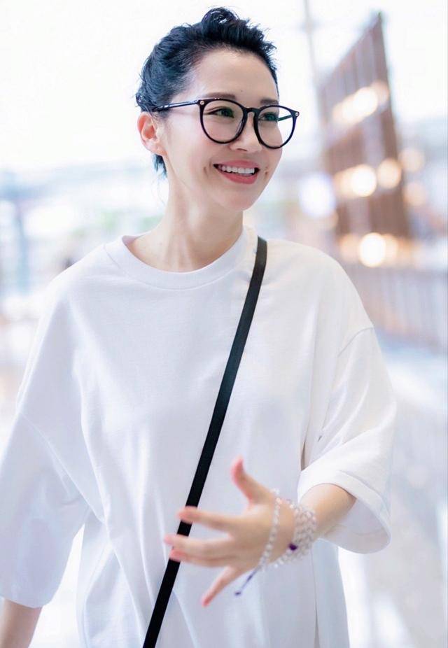 事實證明，55歲“無人敢娶”的許晴，才是真正的人間清醒！