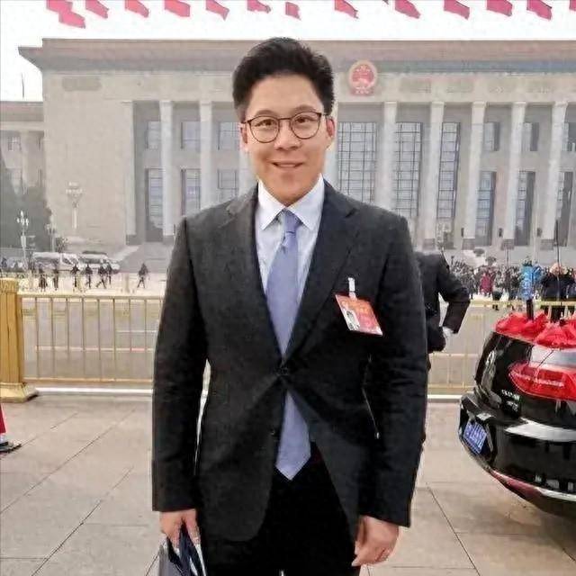 霍啟剛：我敢不疼老婆嗎？那可是拿3000億繼承權(quán)換的！
