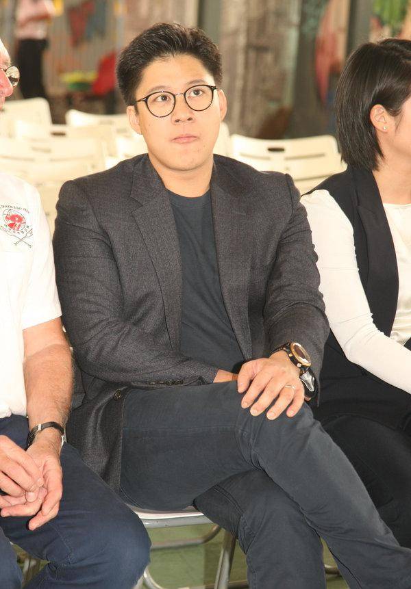 霍啟剛：我敢不疼老婆嗎？那可是拿3000億繼承權(quán)換的！