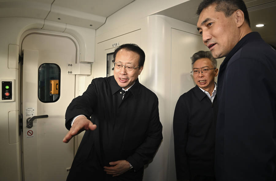 龔正市長宣布上海市域線機(jī)場聯(lián)絡(luò)線開通，嘉賓登上列車共同體驗(yàn)乘坐