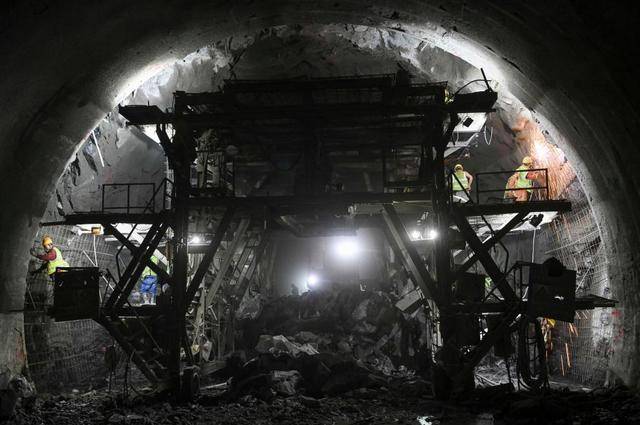 穿越天山！世界最長高速公路隧道貫通