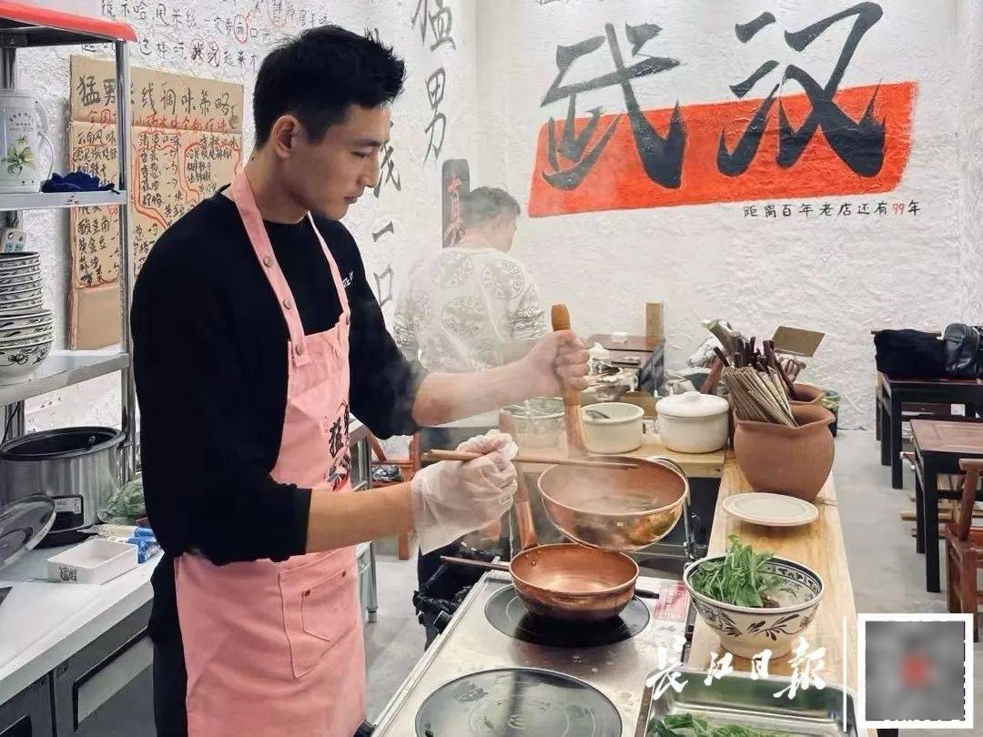 31歲男模冠軍退圈，在武漢賣(mài)米粉，開(kāi)業(yè)一周就火了