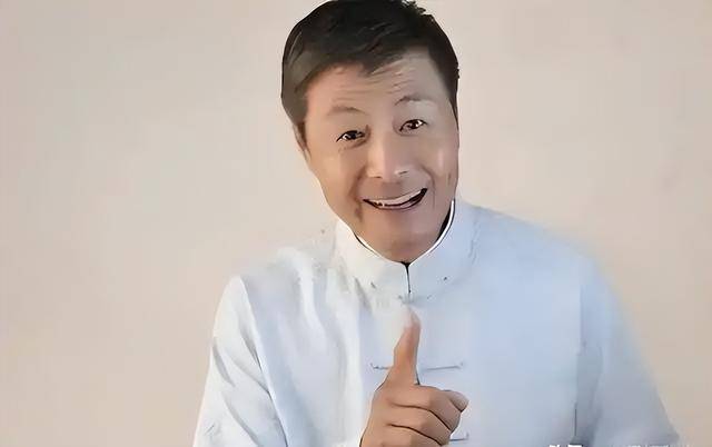 從相聲奇才到“階下囚”，當(dāng)紅時拋下馮鞏移居海外后，劉偉怎樣了
