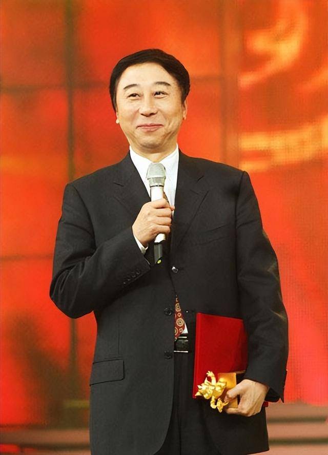 從相聲奇才到“階下囚”，當(dāng)紅時拋下馮鞏移居海外后，劉偉怎樣了