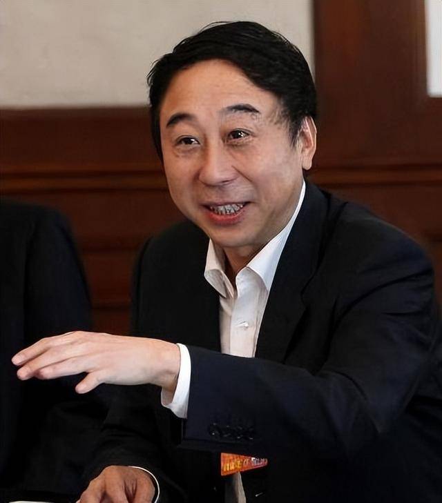 從相聲奇才到“階下囚”，當(dāng)紅時拋下馮鞏移居海外后，劉偉怎樣了