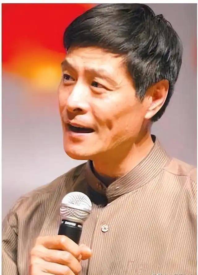 從相聲奇才到“階下囚”，當(dāng)紅時拋下馮鞏移居海外后，劉偉怎樣了