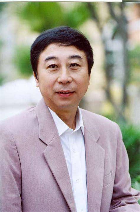 從相聲奇才到“階下囚”，當(dāng)紅時拋下馮鞏移居海外后，劉偉怎樣了