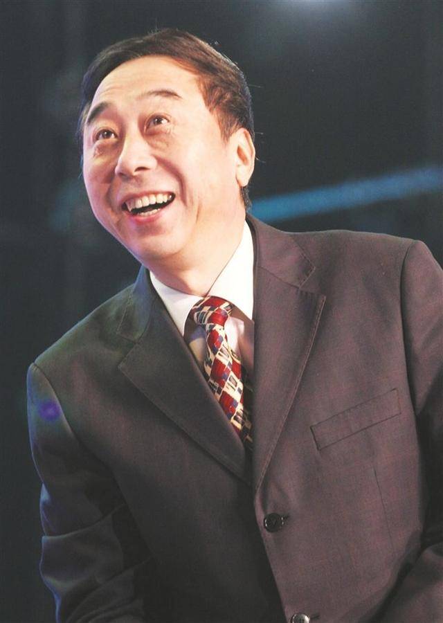 從相聲奇才到“階下囚”，當(dāng)紅時拋下馮鞏移居海外后，劉偉怎樣了