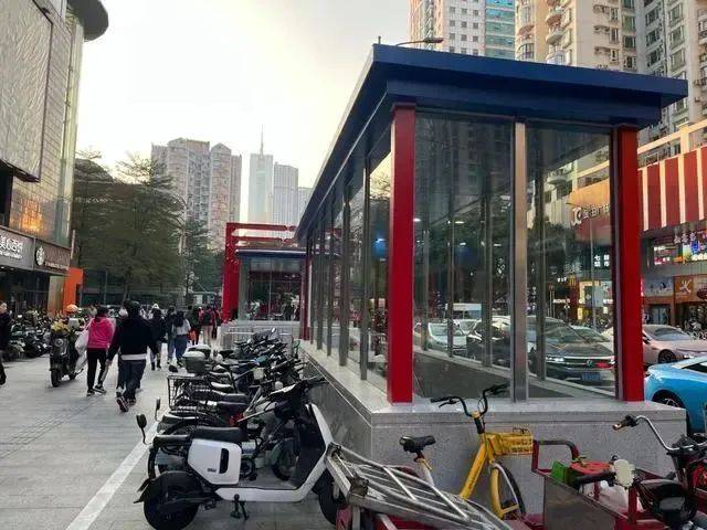 廣州出現(xiàn)“超迷你”地鐵口，僅容兩人并排走