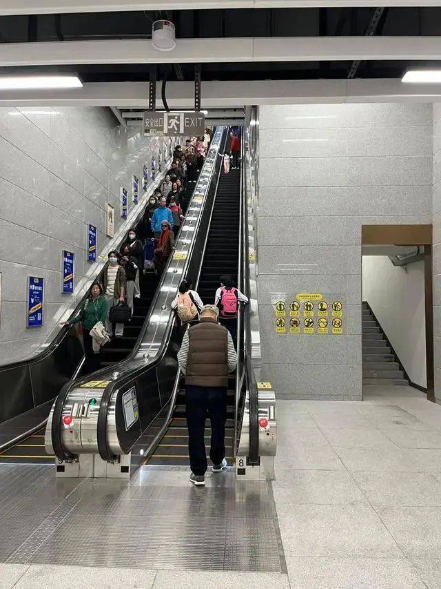 廣州出現(xiàn)“超迷你”地鐵口，僅容兩人并排走