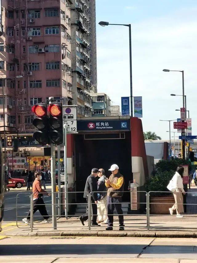 廣州出現(xiàn)“超迷你”地鐵口，僅容兩人并排走