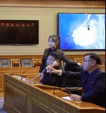 朝鮮試射新型導(dǎo)彈，金正恩攜女觀看