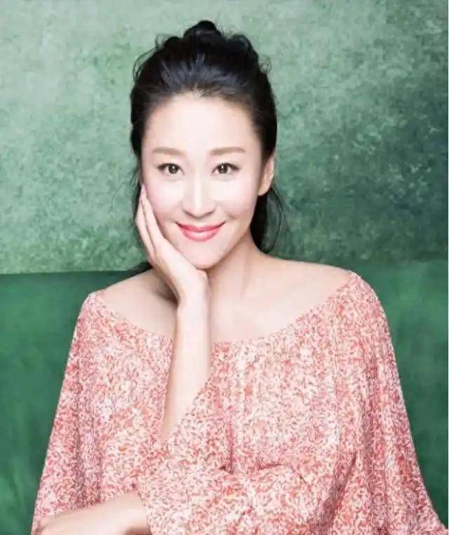 苗圃：父親病重讓羅晉掏空積蓄，出院后轉(zhuǎn)身嫁給了大21歲百億富商