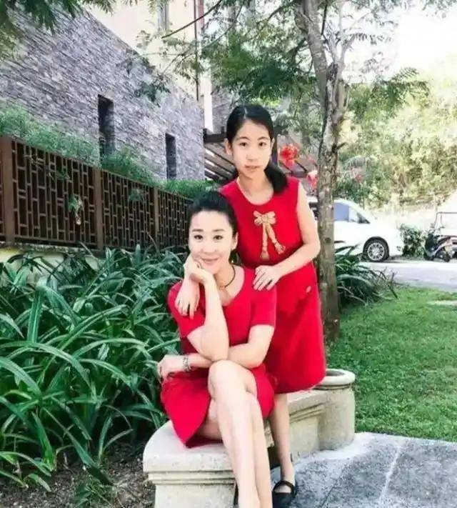 苗圃：父親病重讓羅晉掏空積蓄，出院后轉(zhuǎn)身嫁給了大21歲百億富商