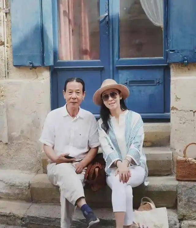 苗圃：父親病重讓羅晉掏空積蓄，出院后轉(zhuǎn)身嫁給了大21歲百億富商